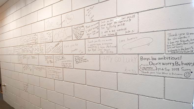 Væg med budskaber til dimission