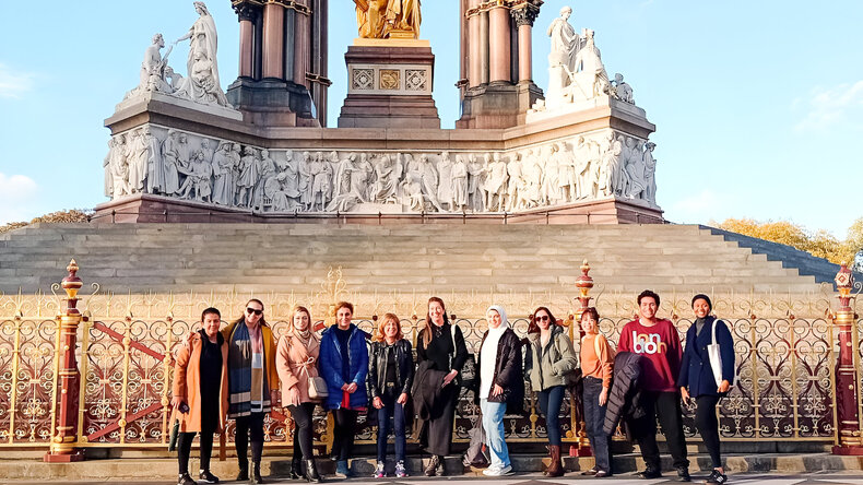 الطلاب أثناء استكشاف لندن