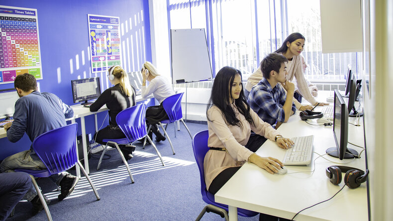 Sala computer della West London English School