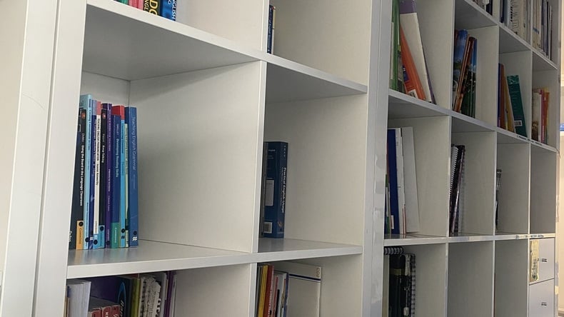 Scaffale con libri da leggere