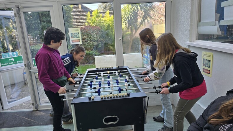 Asztali foci a kávézóban