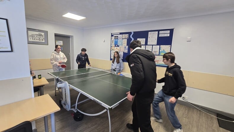 Asztalitenisz a kávézóban