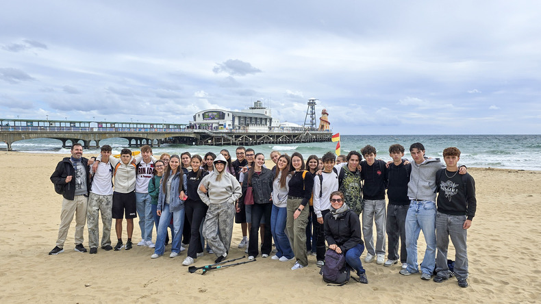 Csoport a bournemouthi móló előtt