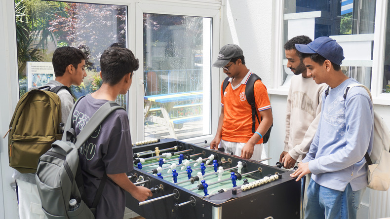 Asztali foci a kávézóban