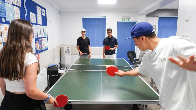 Asztalitenisz a kávézóban