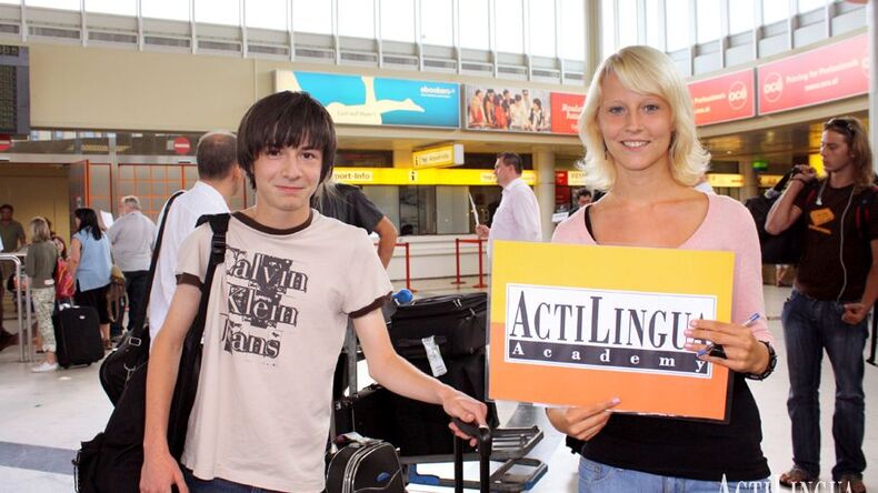 الاستقبال من المطار