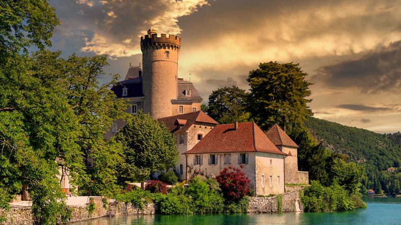 Średniowieczny zamek nad jeziorem Annecy