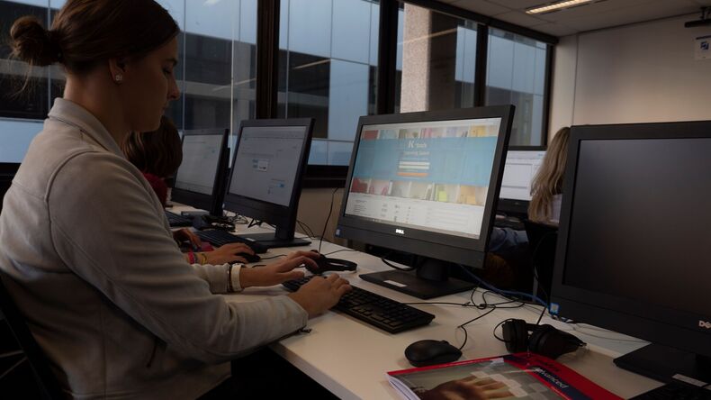 Uczennica pracująca na swoim komputerze