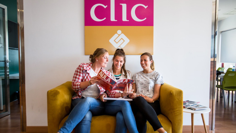 clic International House - Estudantes felizes