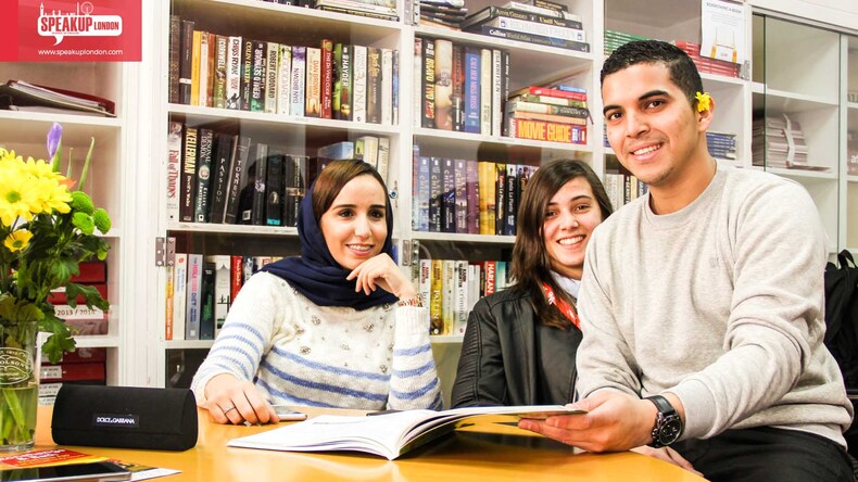 Speak Up - Alunos em aulas na Speak Up