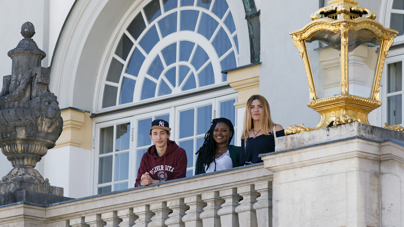 Studenter på balkongen