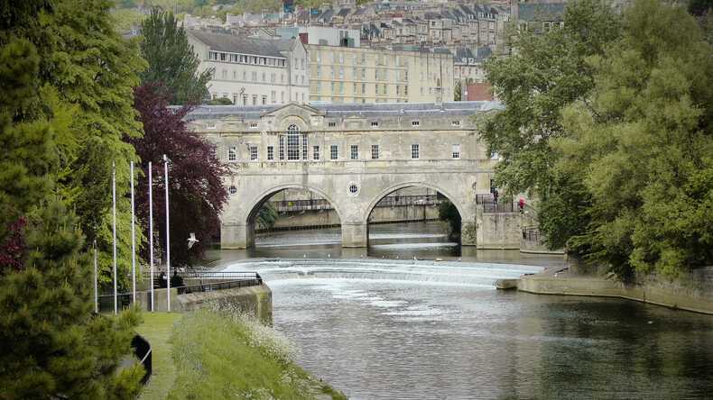 Bath Bridge och fördämningen på floden Avon