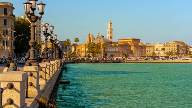 Bari Seafront med Basilica San Nicola i bakgrunden