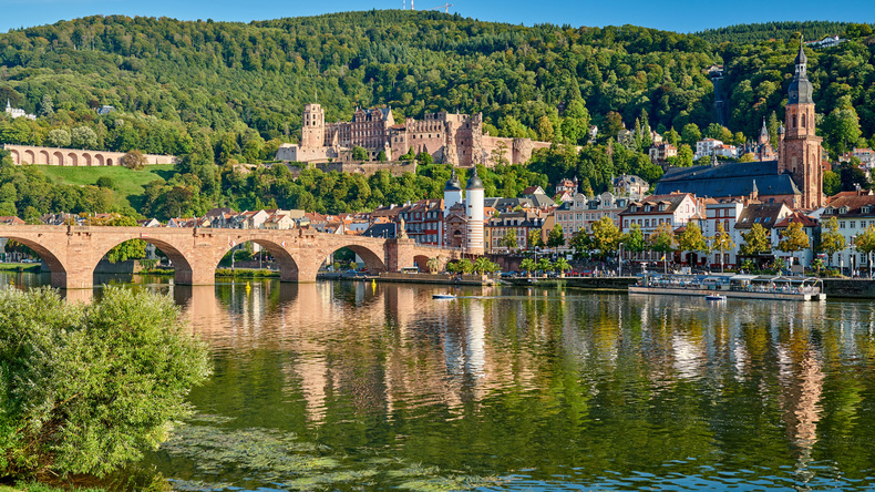 Heidelberg'deki Neckar Nehri ve Kalesi'nin görünümü