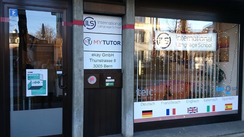 International Language School - Binanın önü
