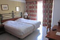 Topaz Hotel Poolview（淡季）, Alpha School of English, 圣保卢斯湾